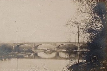 OLD PHOTOGRAPH OF TERRE HAUTE, INDIANAPOLIS & EASTERN BRIDGE OVER WHITE LICK CREEK AT PLAINFIELD, INDIANA